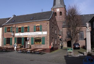 Gasthof zum "Alten Rathaus" in Alt-Kaster im Hintergrund die Kirche